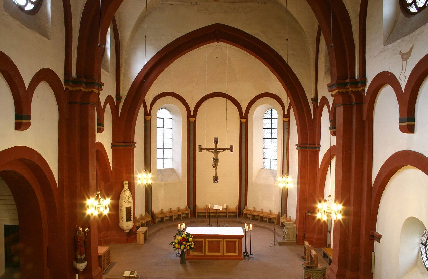 Blick von der Empore zum Altar