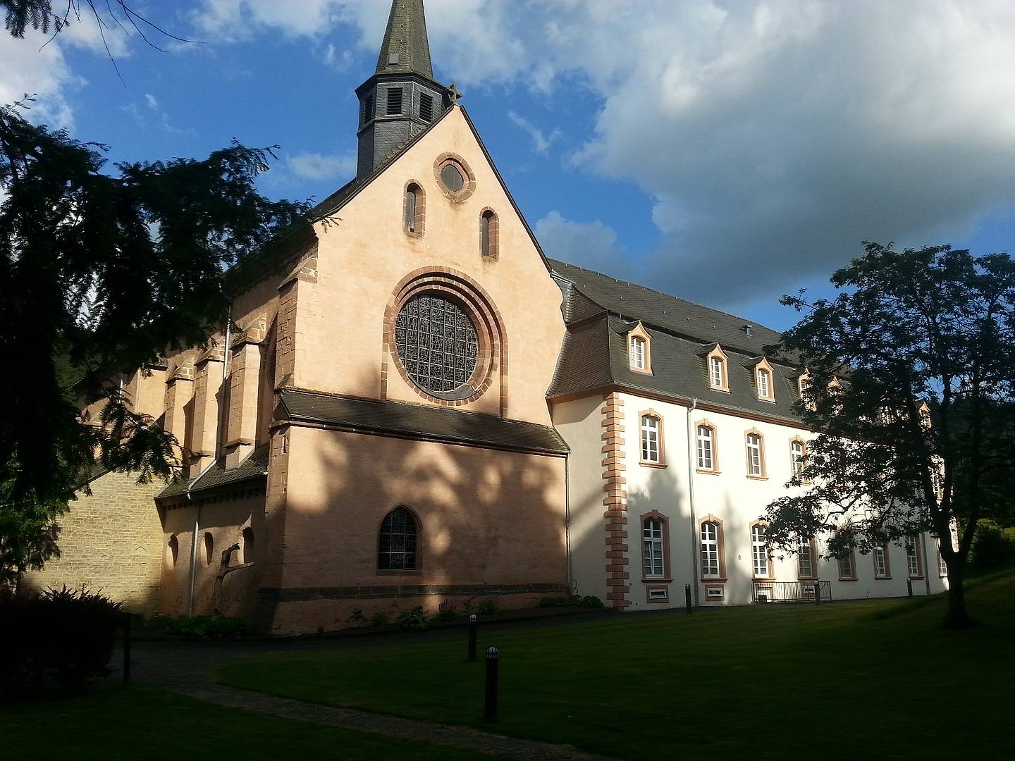 Kirche und Haus